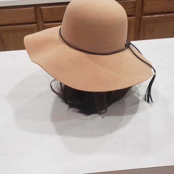 Safari felt bucket hat faux leather braid tassels in camel - Picture 5 of 7